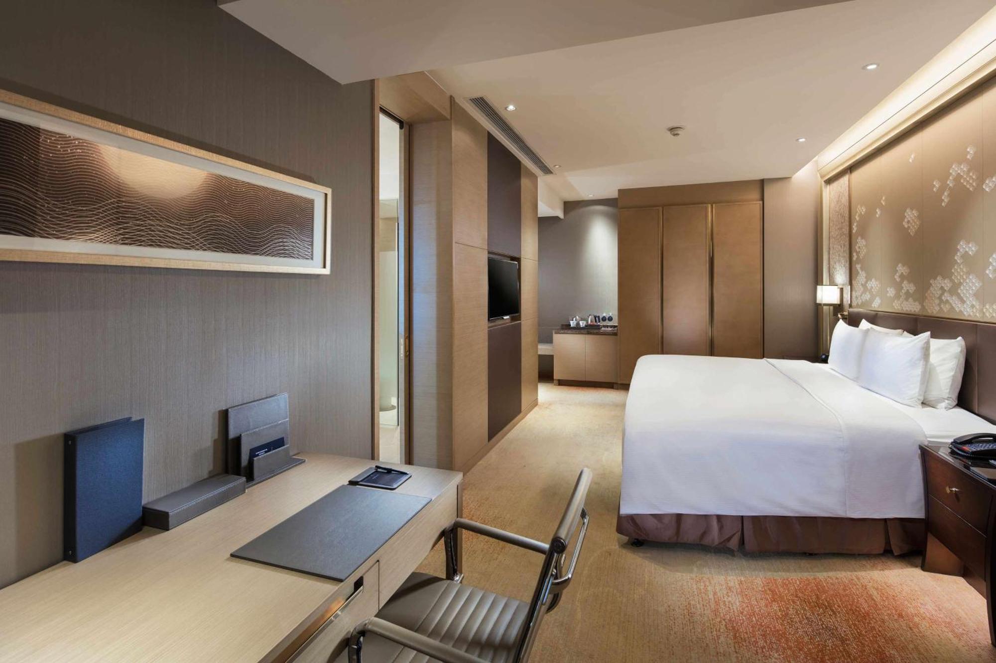 Hilton Yantai Hotel Exterior photo