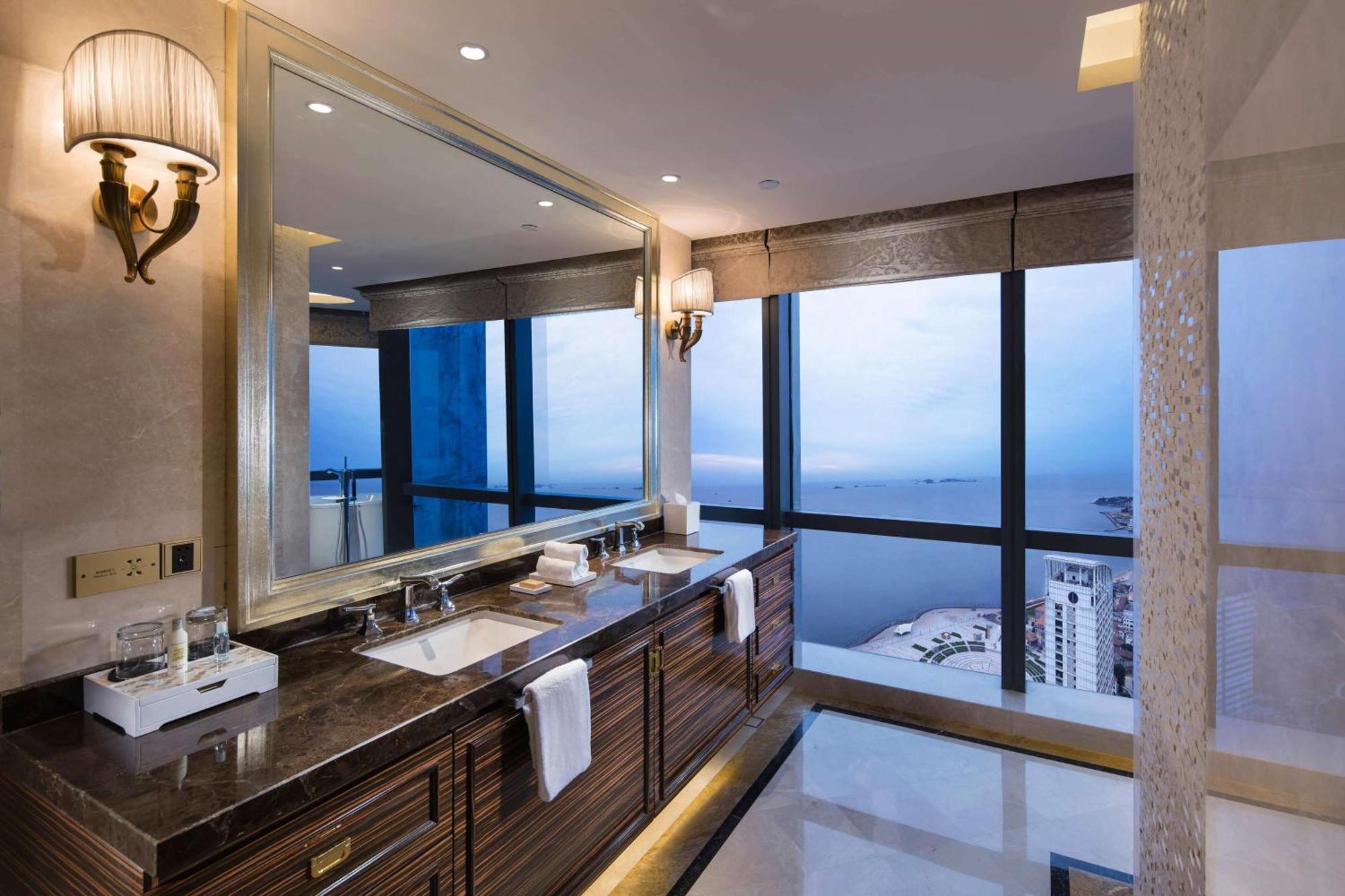 Hilton Yantai Hotel Exterior photo